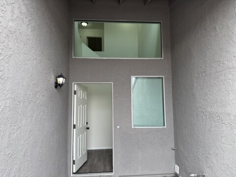 Building Photo - 3 bed 2 bath with garage