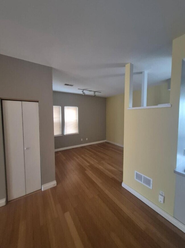 Building Photo - 158 Park St