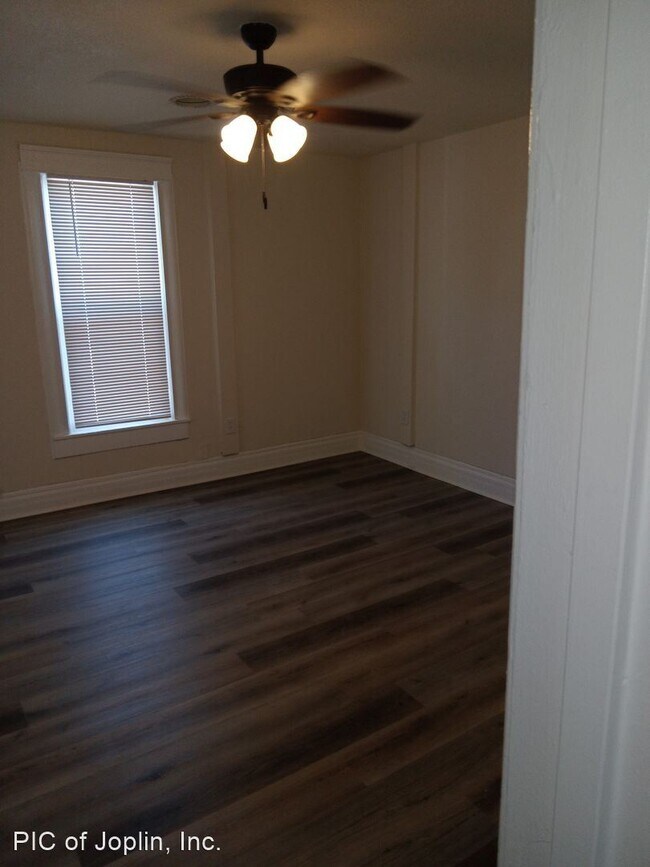 Building Photo - 3 br, 2 bath House - 3212 E 12th