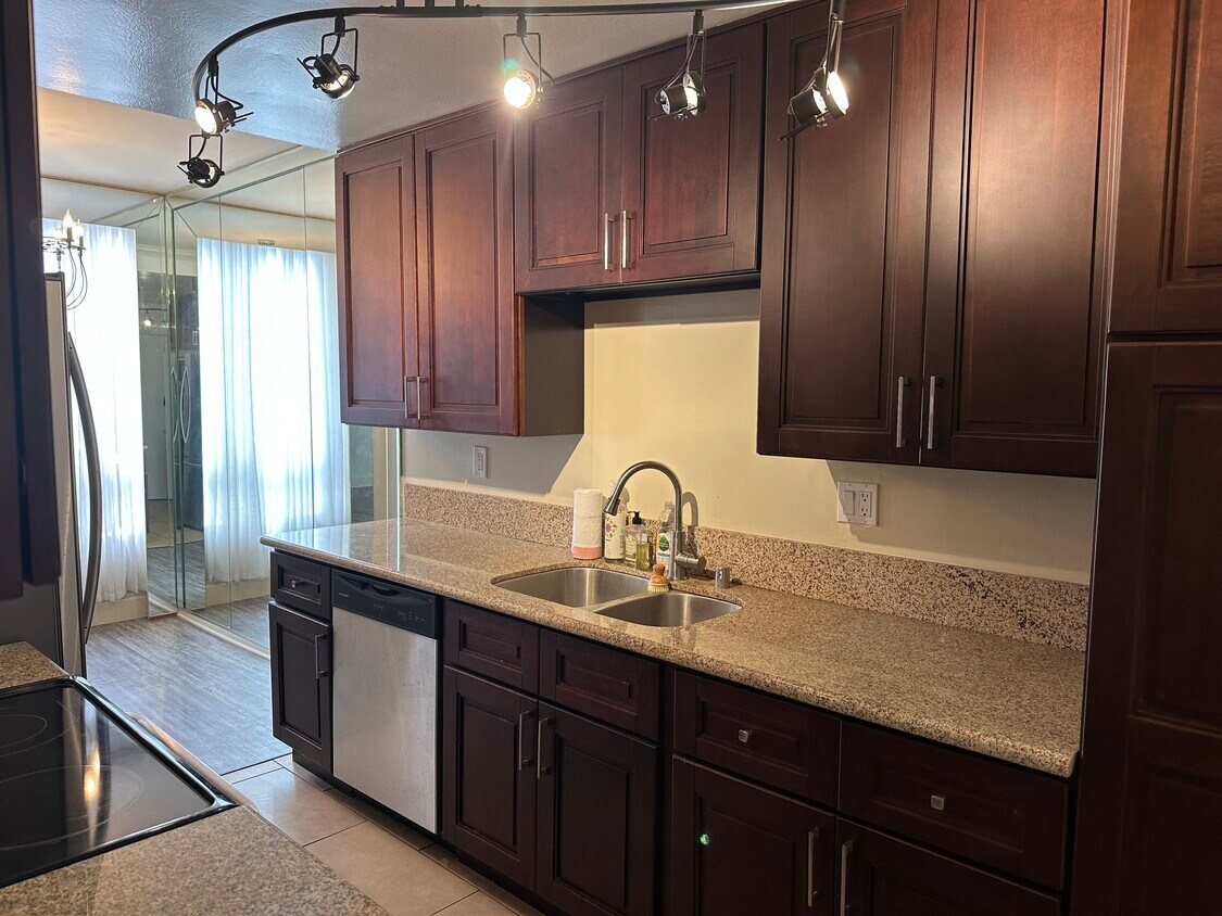 Foto principal - 622 S Barrington Ave