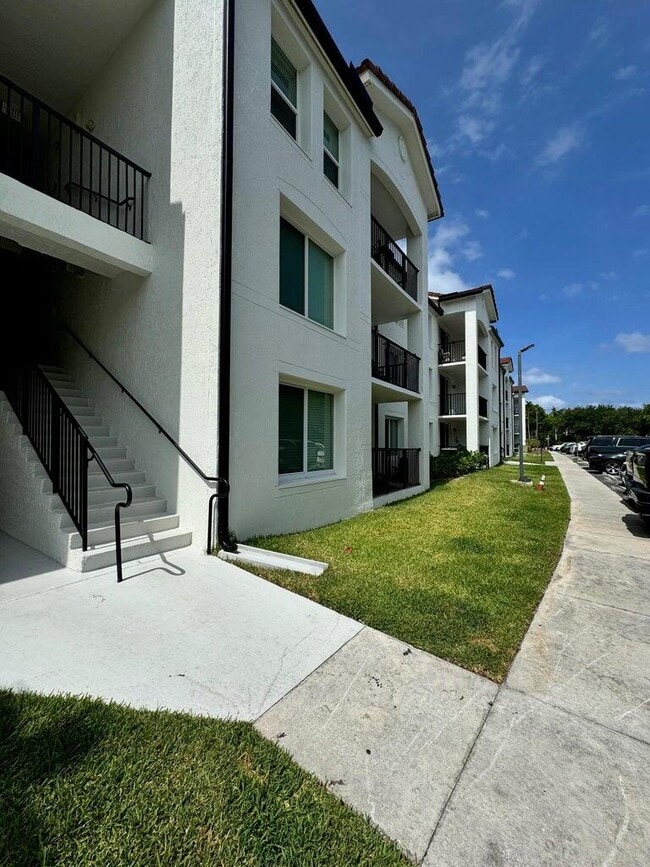 Building Photo - 803 Villa Cir