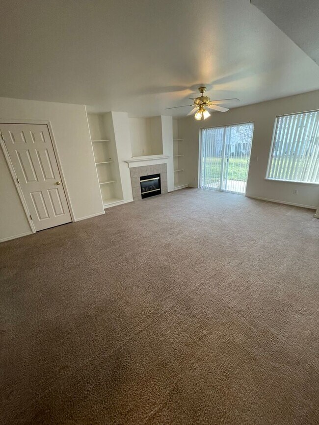 Foto del edificio - Darling 3 Bed, 1.5 Bath Triplex w/ Garage ...