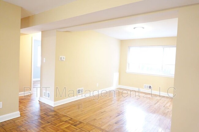 Foto del edificio - 8802 Bradford St