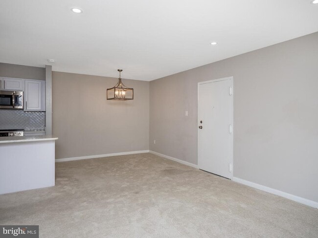 Building Photo - 5801 Rexford Dr