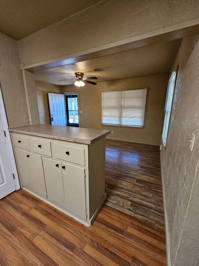 Foto del edificio - (2) Bed/(1) Bath w/ (2) Living Areas + Uti...