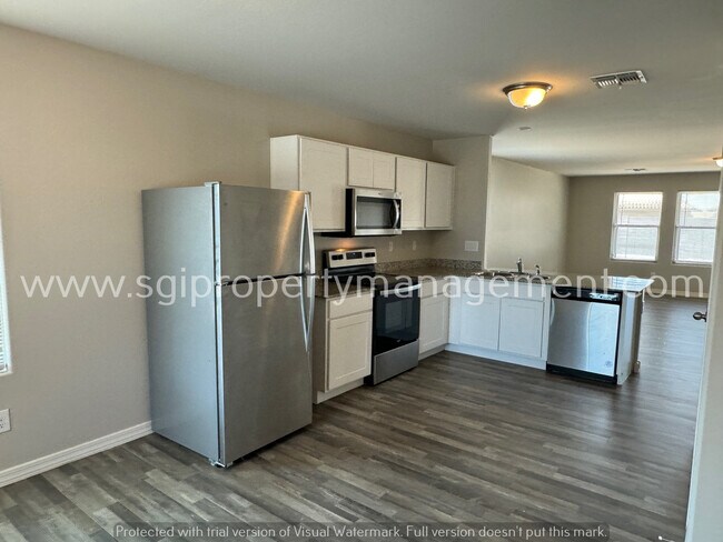 Building Photo - 2038 E Julian Dr