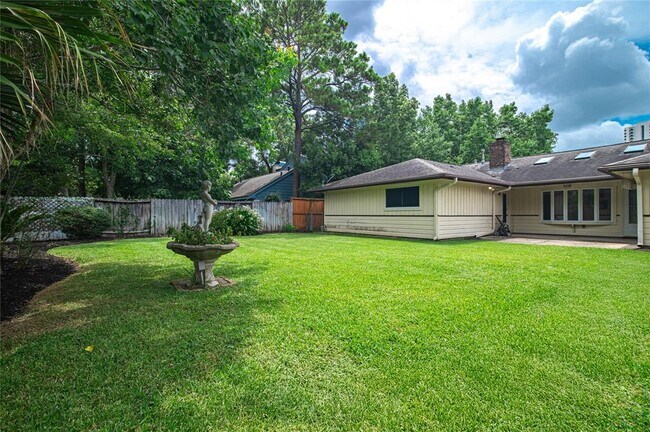 Building Photo - 319 Forest Lake Dr