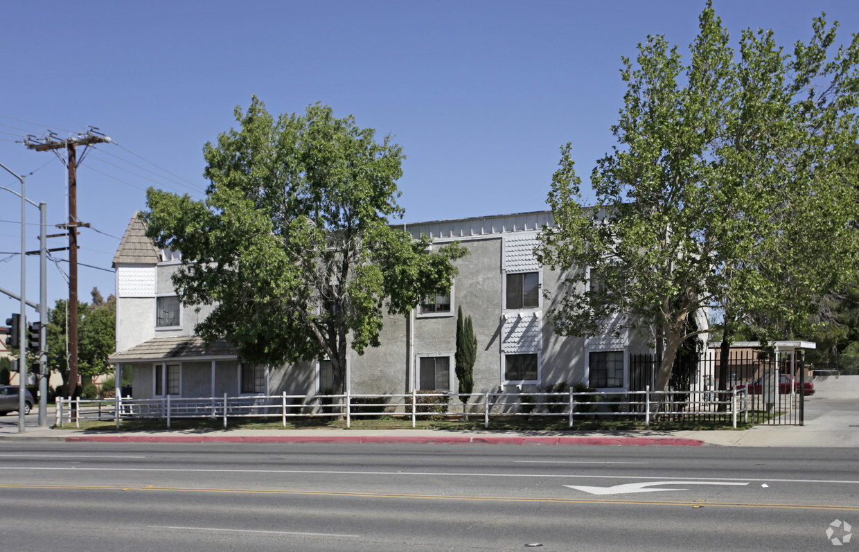 Building Photo - 1005 E Avenue R