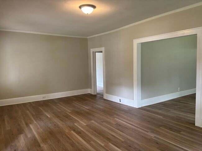 Building Photo - 3 bedroom 2 bathroom renovated house