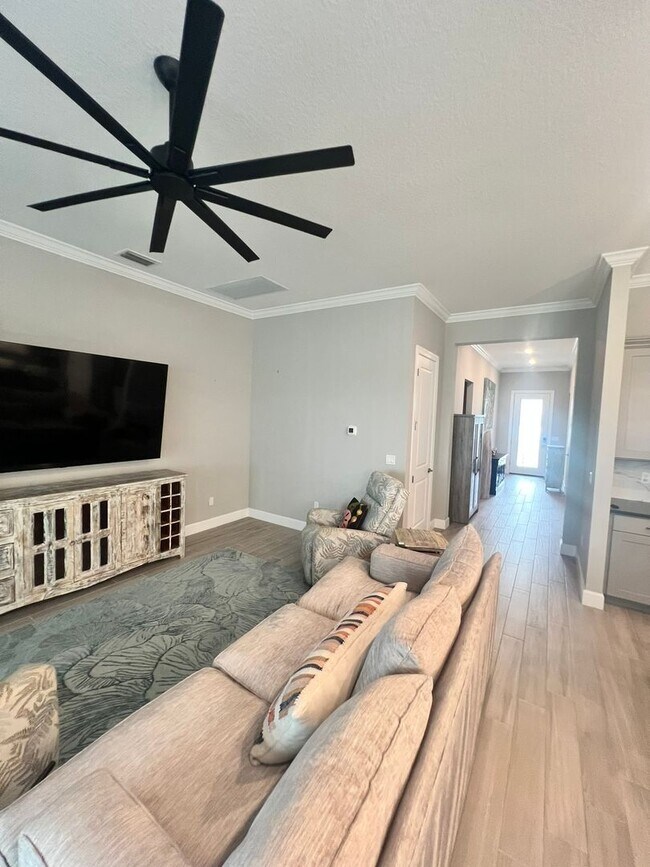 Foto del edificio - STUNNING LAKEFRONT 3 BEDROOM, 2.5 BATH HOM...