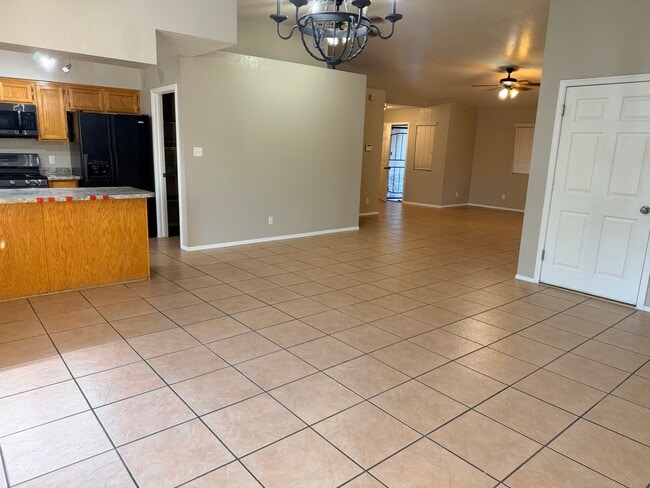 Foto del edificio - 6233 E 40th Ln