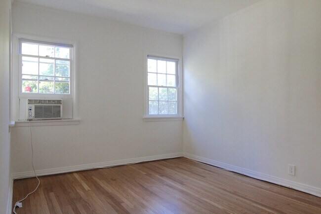 Foto del edificio - 10364 Ashton Ave