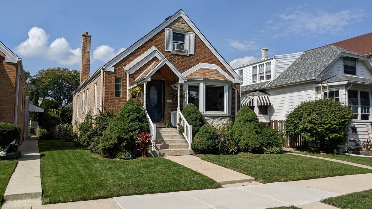 Building Photo - 3332 N Nagle Ave