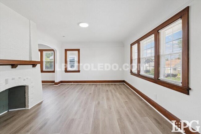 Foto del edificio - 4119 Kingsbury Ave