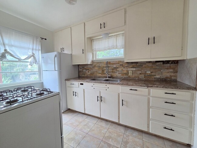 Building Photo - Charming 1-Bedroom Retreat!