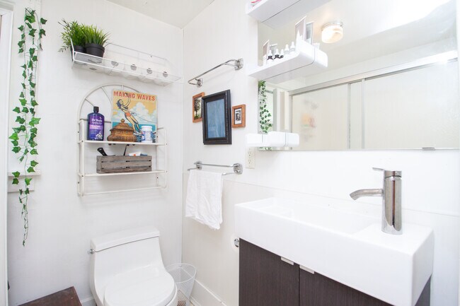 bathroom - 119 W 16th St