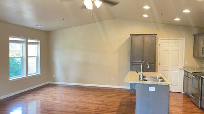 Building Photo - Open Floor plan 2 Bed 2 Bath Close to Downtown Jacksonville