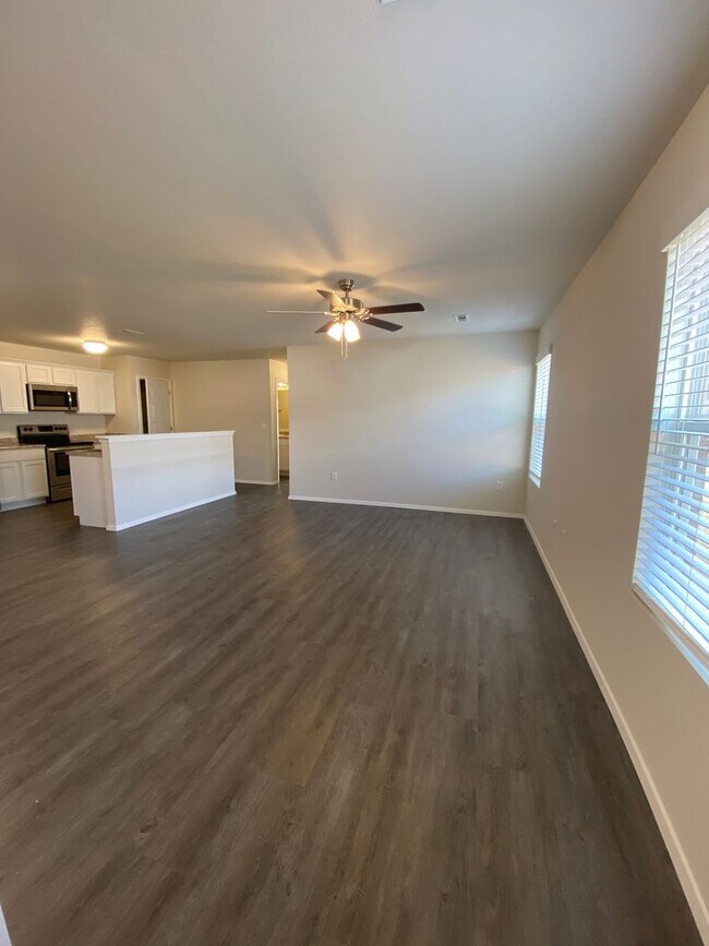 Foto del edificio - Three Bedroom | Two Bathroom Duplex in Law...