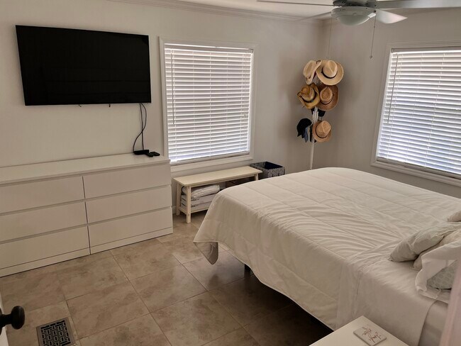 Building Photo - 618 N Silver Cir