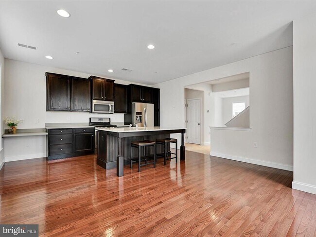 Building Photo - 147 Putnam Way