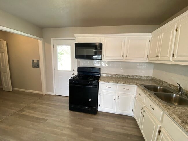 Building Photo - 205 Waverly Dr
