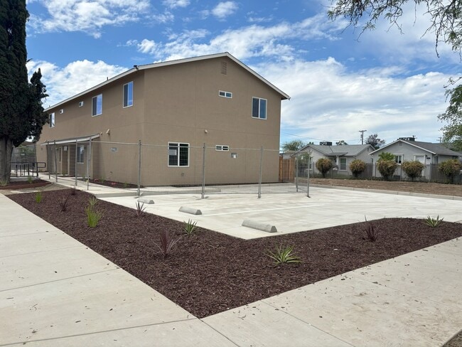 Building Photo - 106 W 12th St