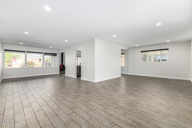 Building Photo - 3930 E Oak St