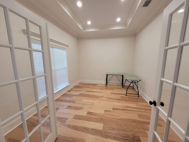 Foto del edificio - Spacious 4-Bedroom Home with Luxurious Fea...