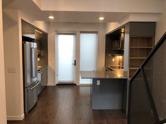 Building Photo - 2 Bedroom Condo in the Confluence!