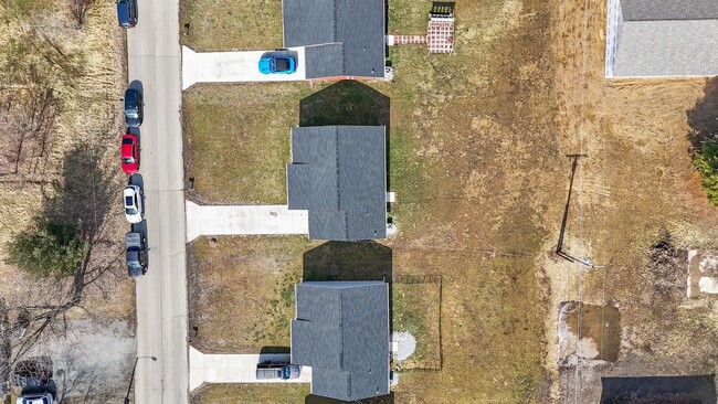 Building Photo - Introducing a charming 2-bedroom, 1-bathro...