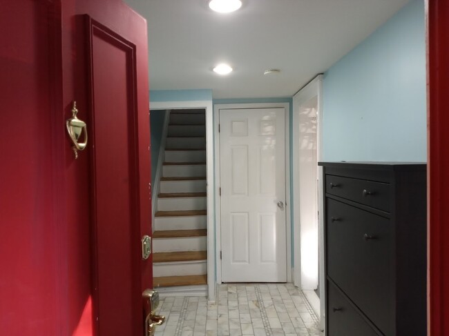 Building Photo - 586 Jersey Ave