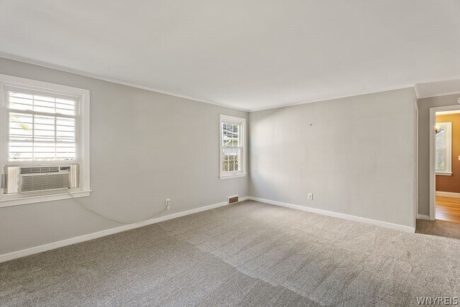 Foto del edificio - 345 Burroughs Dr