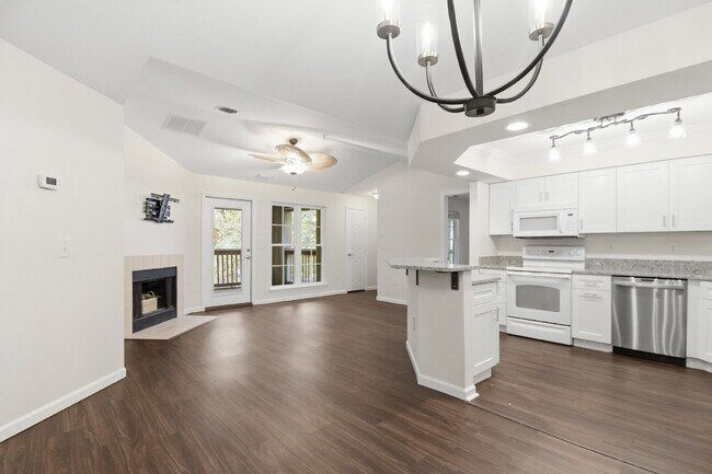 Foto del edificio - "Discover Coastal Comfort: Spacious 2-Bed, 2-Bath Condo at Summer House, Hilton Head Island!"