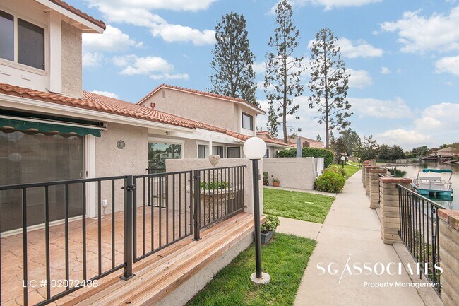 Foto del edificio - Adorable WATERFRONT Gated Lakeside Villas ...
