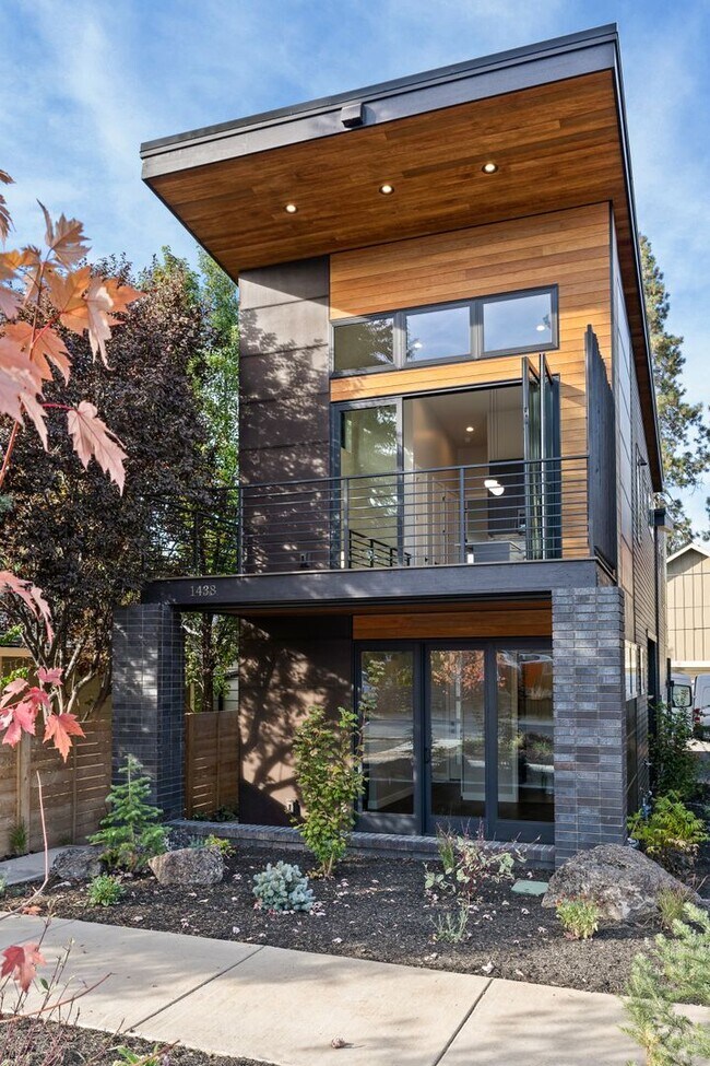 Building Photo - Modern Luxury and Prime Location: Fully Fu...