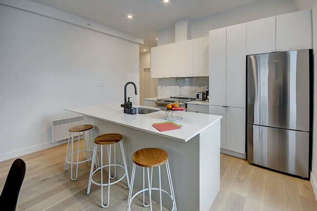 Building Photo - 2312-2312 Rue Sainte-Catherine E