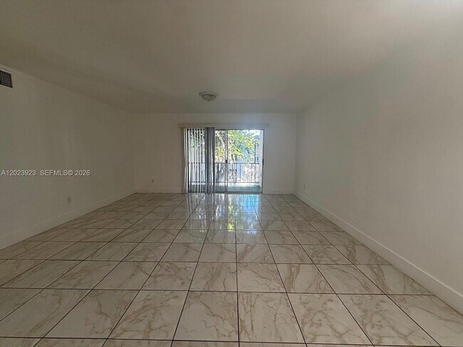 Building Photo - 10393 N Kendall Dr