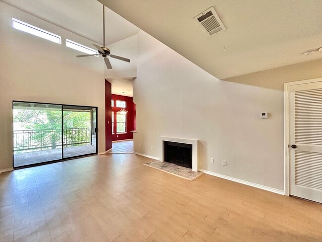 Foto del edificio - Stylish 2/BR 2/BA Home with Covered Balcon...