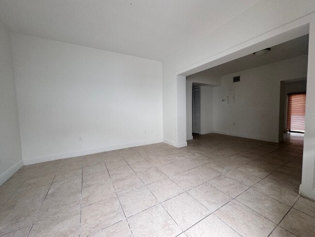 Foto del edificio - 3669 NW 18th St