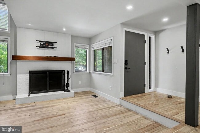 Foto del edificio - 2105 Glencourse Ln