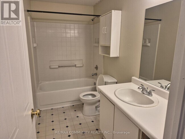 Building Photo - 511 Admiral Dr