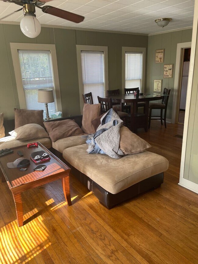 Foto del edificio - 3/2 House directly across from Lambright C...