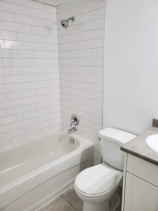 Building Photo - Renovated 1br + Flex