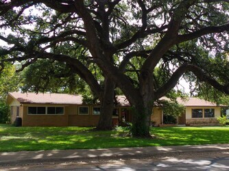 Building Photo - 513 W Oak Dr