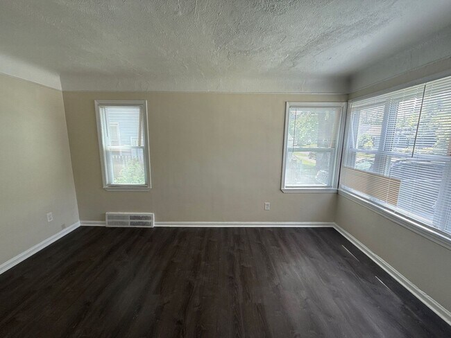 Foto del edificio - Renovated 3-Bedroom Home – We Welcome Sect...