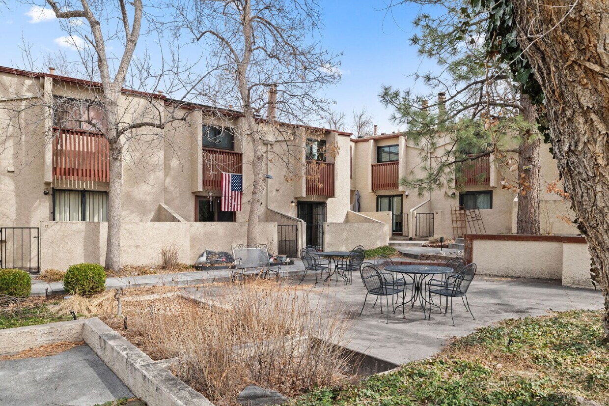 Foto principal - Great 2 bed 2 bath town house centrally lo...
