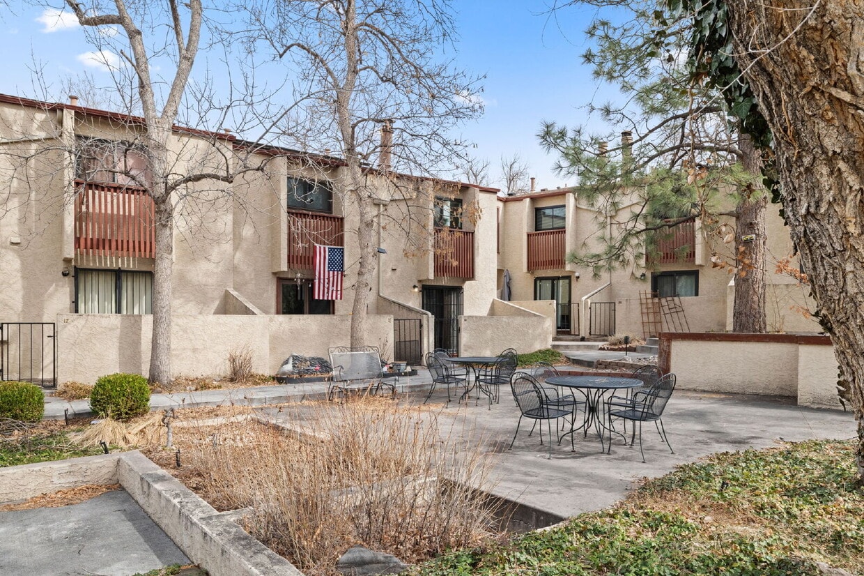 Primary Photo - Great 2 bed 2 bath town house centrally lo...