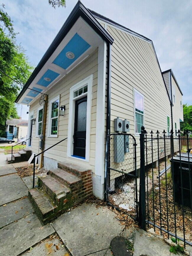 Building Photo - 2024 Bienville St