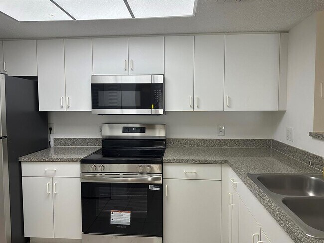 Foto del edificio - 5001 Wiles Rd