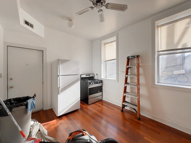 Foto del edificio - 2213 N Seeley Ave